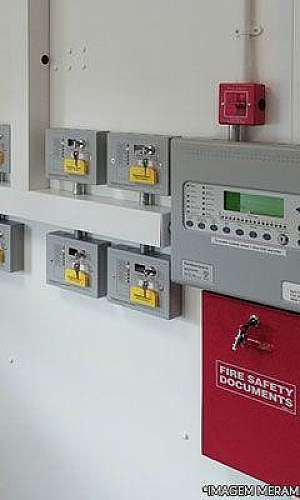 Sistema de alarme e detecção de fumaça Sistema de alarme e detecção de fumaça